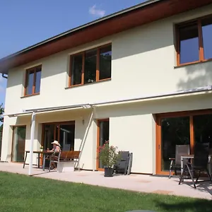 Lovely Apartment, Garden, Parking, Wifi, Netflix , Praga Czechy